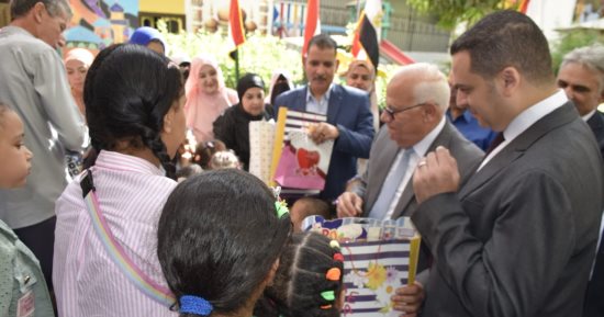 محافظ بورسعيد يوزع الهدايا على الأطفال الأيتام فى أول أيام عيد الأضحى